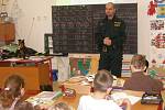 Policisté z Preventivně informační skupiny u dětí ze základních škol