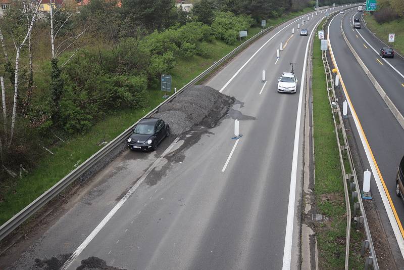 Oprava mostu a s tím spojené zúžení na dálnici D10 mezi Prahou a Mladou Boleslaví - na úrovni sjezdu ke Staré Boleslavi.