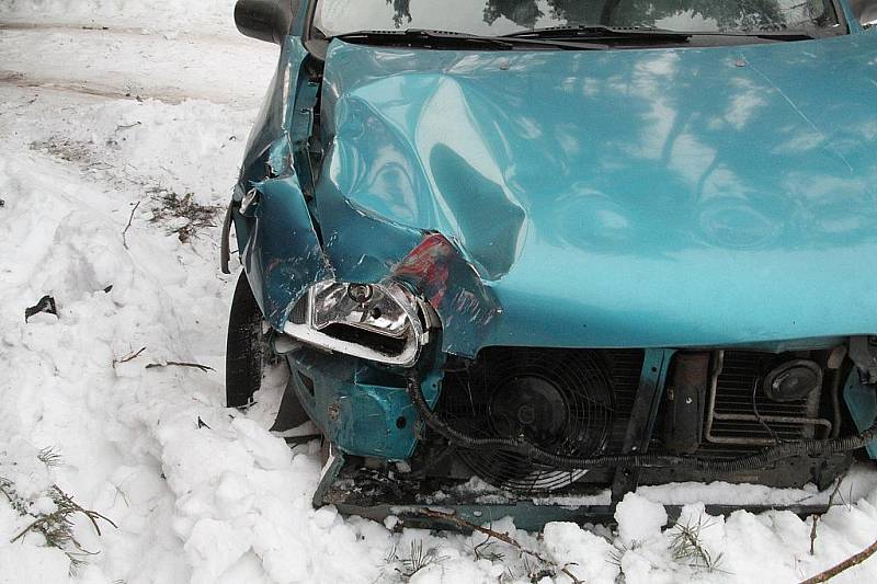 Osobní vůz Opel Corsa se srazil s vlakem v chatové osadě u Dlouhé Lhoty na Mladoboleslavsku.