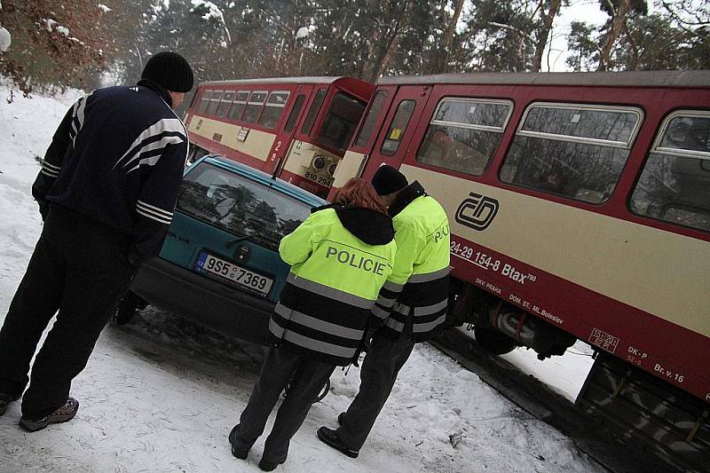 Osobní vůz Opel Corsa se srazil s vlakem v chatové osadě u Dlouhé Lhoty na Mladoboleslavsku.