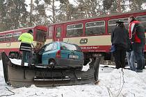 Osobní vůz Opel Corsa se srazil s vlakem v chatové osadě u Dlouhé Lhoty na Mladoboleslavsku.
