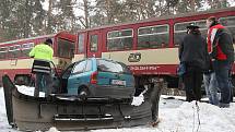 Osobní vůz Opel Corsa se srazil s vlakem v chatové osadě u Dlouhé Lhoty na Mladoboleslavsku.