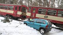 Osobní vůz Opel Corsa se srazil s vlakem v chatové osadě u Dlouhé Lhoty na Mladoboleslavsku.