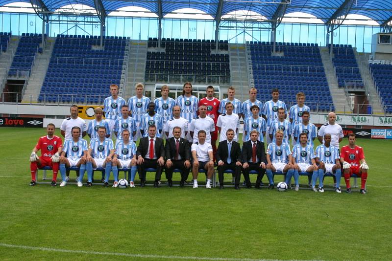 Momentky z fotografování fotbalistů FK Mladá Boleslav na oficiální plakáty a propagační materiály. Jak je vidět, o legraci v týmu rozhodně nouze není. Foto: Deník/Pavel Svačina 8x