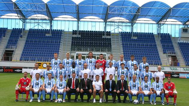 Momentky z fotografování fotbalistů FK Mladá Boleslav na oficiální plakáty a propagační materiály. Jak je vidět, o legraci v týmu rozhodně nouze není. Foto: Deník/Pavel Svačina 8x