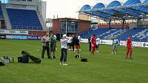 Momentky z fotografování fotbalistů FK Mladá Boleslav na oficiální plakáty a propagační materiály. Jak je vidět, o legraci v týmu rozhodně nouze není. Foto: Deník/Pavel Svačina 8x