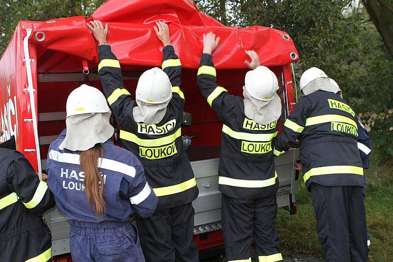 Požární cvičení dobrovolných hasičů u Jizery na Mladoboleslavsku. 