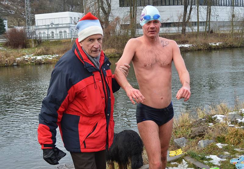 Otužilecké závody v Jizeře v Mladé Boleslavi. Závodilo se na tratích od 100 metrů do jednoho kilometru.