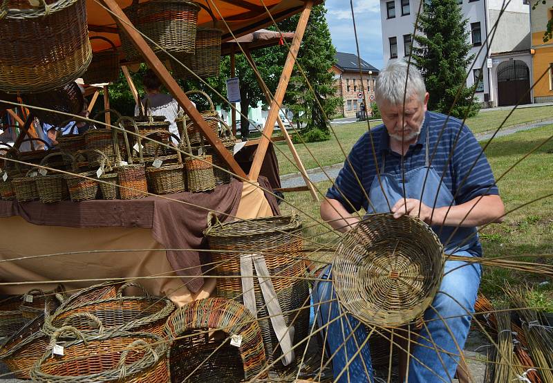 Bakov nad Jizerou patřil v sobotu folkloru. Již po sedmé se tu totiž konal Pojizerský folklorní festival, který opět přilákal tisíce návštěvníků.