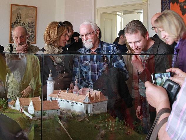 Odhalení modelu zámku Zvířetice v bakovském muzeu