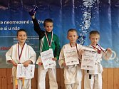 Mladý boleslavský karatista Martin Pech (druhý zprava) se po výborných výkonech v Zákupech probojoval k bronzové medaili mezi žáky do 8 let