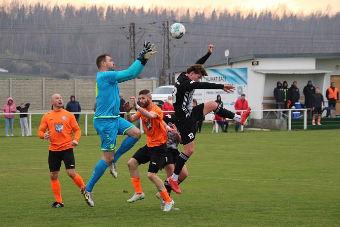 Fotbalisté Hlízova (oranžové dresy) v úvodním jarním kole I. A třídy porazili SK Kosmonosy B 2:0