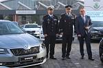Prvních 19 vozů Škoda Superb Ambition s automatickou převodovkou převzali zástupci Policie České republiky od představitelů automobilky Škoda Auto.
