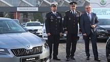 Prvních 19 vozů Škoda Superb Ambition s automatickou převodovkou převzali zástupci Policie České republiky od představitelů automobilky Škoda Auto.