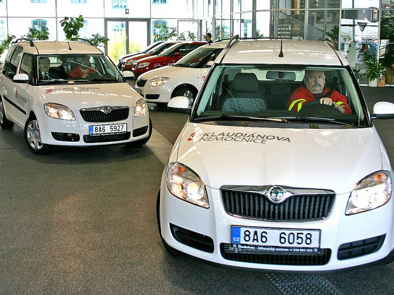 Sanitní vozy Škoda Roomster převzali včera řidiči Klaudiánovy nemocnice Mladá Boleslav. 