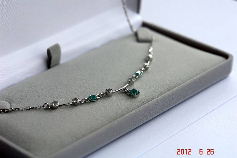 Smaragdový náhrdelník z bílého zlata, vyrobený na zakázku podle mého návrhu