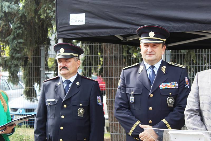 České policejní hlídky ode dneška posilují dva slovenští a dva polští policisté, kteří budou sloužit ve smíšených hlídkách s českými policisty.