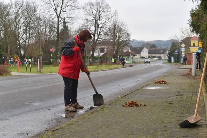 V Kolomutech uklízeli obec.