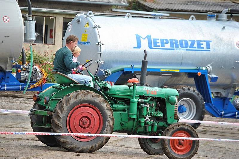 Dostaveníčko traktorů v Kropáčově Vrutici na Mladoboleslavsku.