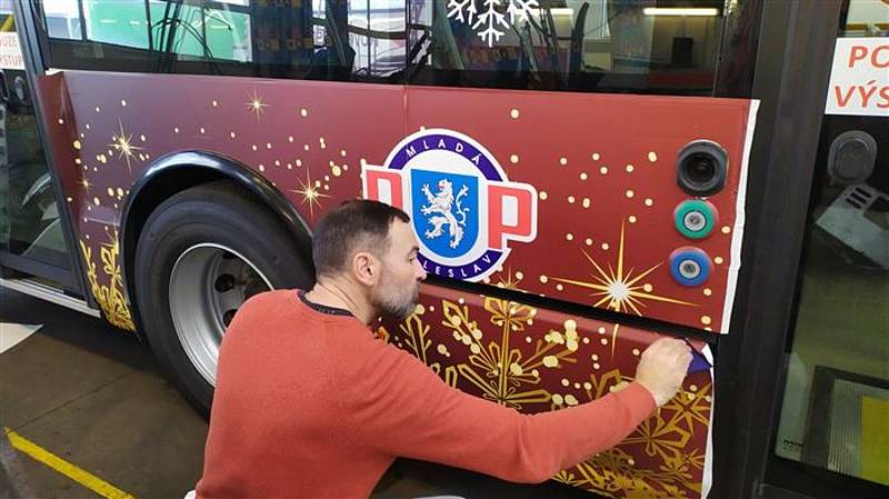 Po Mladé Boleslavi od úterý začal jezdit autobus polepený adventními a vánočními motivy.