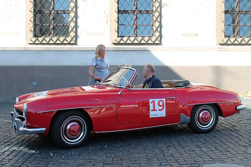 Čtyřiapadesát posádek stanulo ve čtvrtek po 17. hodině na Staroměstském náměstí v Mladé Boleslavi na startovní čáře dalšího ročníku Oldtimer Bohemia Rally.