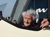Velmi netradiční oslavu narozenin si zvolila Jaroslava Koubková. Vyhlídkový let nad Mladou Boleslaví absolvovala v den, kdy oslavila neuvěřitelné 100. narozeniny.