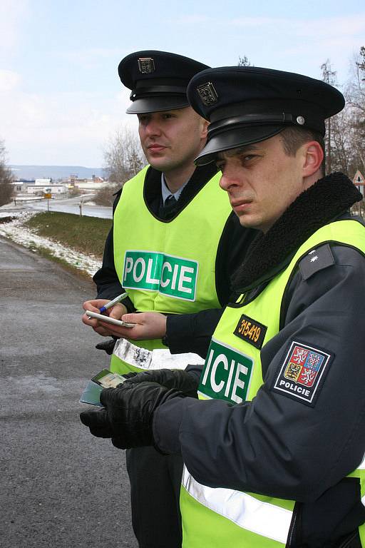 Policejní akce zaměřená na kontrolu automobilů.