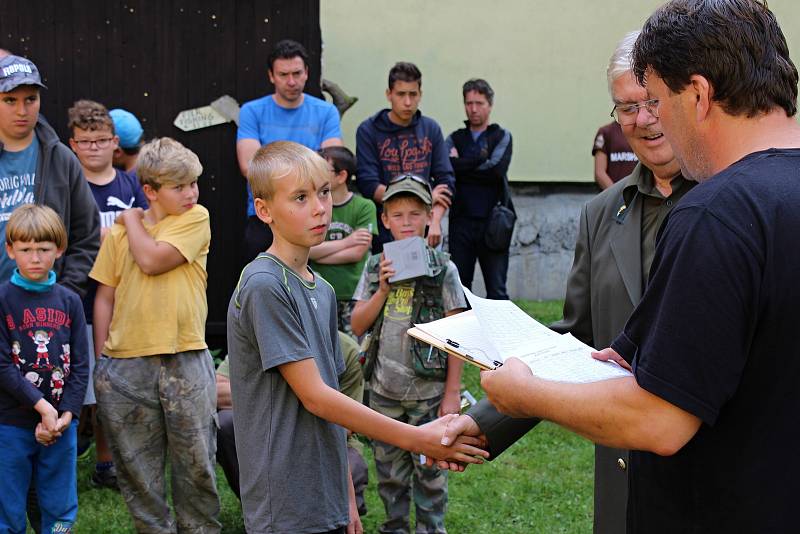 Tři desítky dětí proseděly velkou část soboty u Jizery, kde se konaly závody registrovaných i neregistrovaných rybářů.