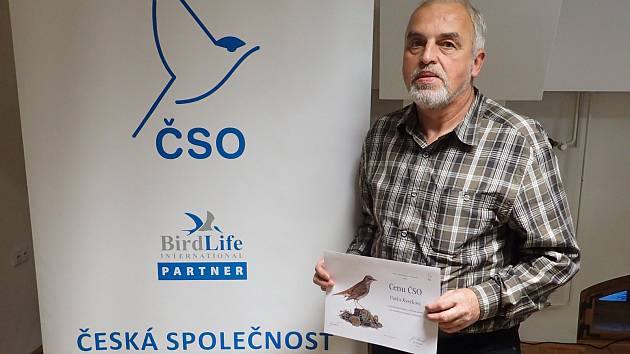 Ornitolog Pavel Kverek z Kněžmostu u Mladé Boleslavi obdržel významné ocenění od ornitologické společnosti.
