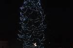 Vánoční stromek v Bakově rozsvítil vznášející se anděl.