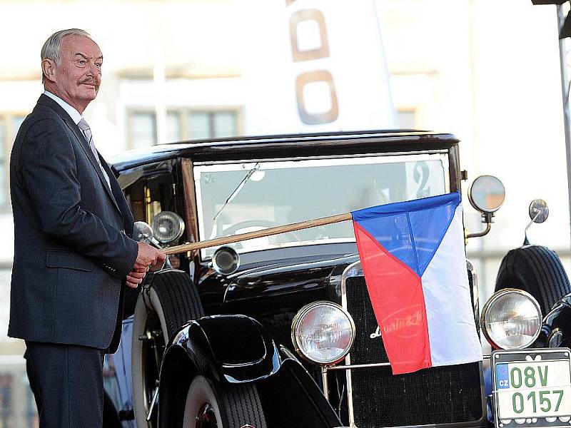 Místopředseda senátu Přemysl Sobotka odstartoval Oldtimer Rally Bohemia 2011 v Mladé Boleslavi.