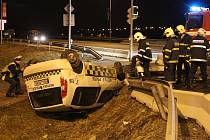 Stříbrný vůz s opilým řidičem naboural vůz se strážníky městské policie u Obi na Radouči. Ti skončili v příkopu.