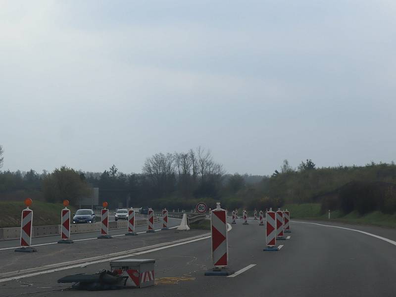 Oprava mostu a s tím spojené zúžení na dálnici D10 mezi Prahou a Mladou Boleslaví - na úrovni sjezdu ke Staré Boleslavi.