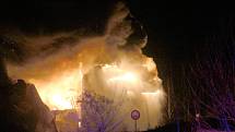 Naproti hlavnímu nádraží v Mladé Boleslavi hořely firemní haly.