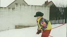 Dcera paní Ženatové lyžuje za chalupou