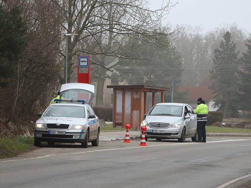 Policisté kontrolují automobily na hranici mladoboleslavského okresu.