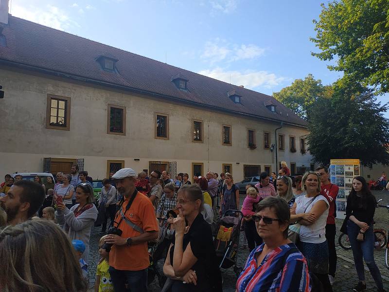 Ze zahájení třetího ročníku festivalu netradičních divadelních forem Nadosah v Mladé Boleslavi.