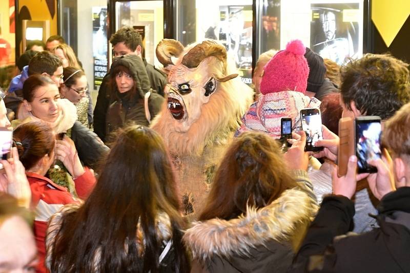 Od Kauflandu přes Bondy centrum na Staroměstské náměstí mířil v úterním odpoledni a večeru v Mladé Boleslavi průvod čertů.