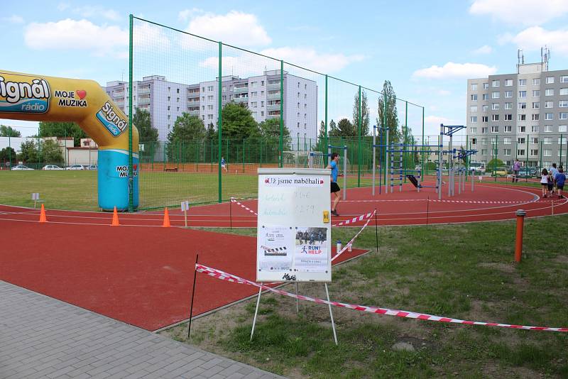 PÁTÁ ZÁKLADNÍ škola Mladá Boleslav se letos už podruhé zapojila do charitativní akce Run and Help aneb běhání, které pomáhá.