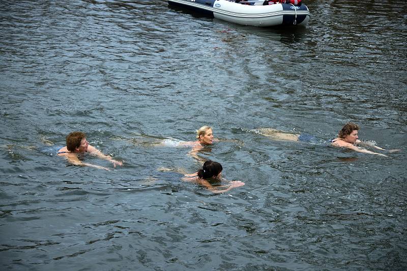 Z plaveckých závodů otužilců na Jizeře v Mladé Boleslavi