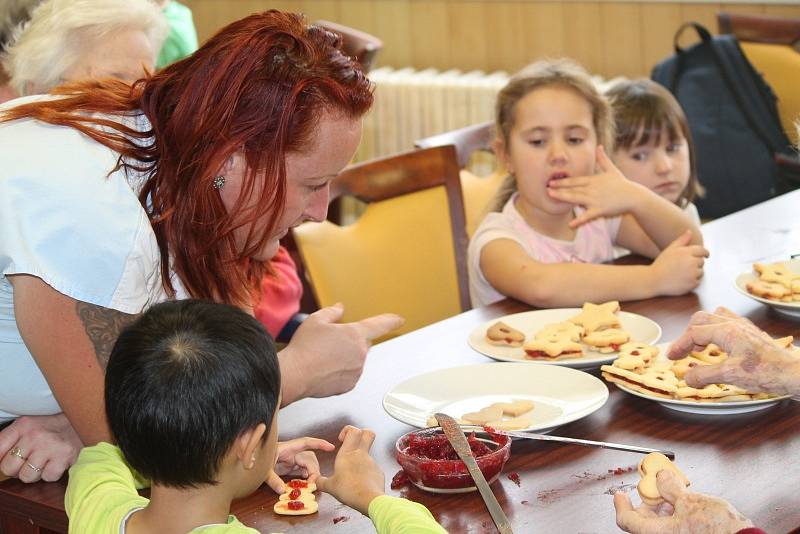 Luštěnický domov seniorů U Anežky se minulý týden stal místem setkání těch nejmladších s těmi nejstaršími, když se prostory tamní jídelny naplnily nejen klienty domova, ale i dětmi ze zdejší mateřské školy.