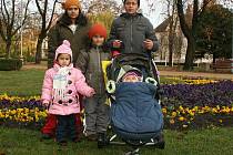 Rodina Zdenky Horváthové. Maruška (10 let), Nikolka (6 let), Michalka (3 roky) a Natálka (9 měsíců). Všechny se musí do 31. listopadu odstěhovat z bytu a náhradu nemají. 