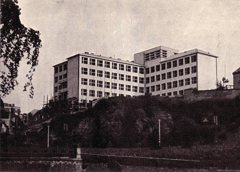 Historický pohled na budovu Obchodní akademie v Mladé Boleslavi.