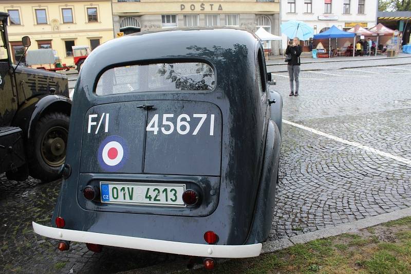 Sobotní stoleté oslavy od vzniku Československé republiky provázelo na mnichovohradišťském Masarykově náměstí deštivé počasí.