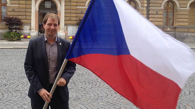 Starosta Mnichova Hradiště Ondřej Lochman s českou vlajkou.