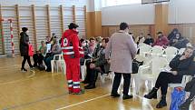 První den v asistenčním centru v Základní škole v Mladé Boleslavi dorazilo do 16. hodiny asi 200 žadatelů o pomoc.