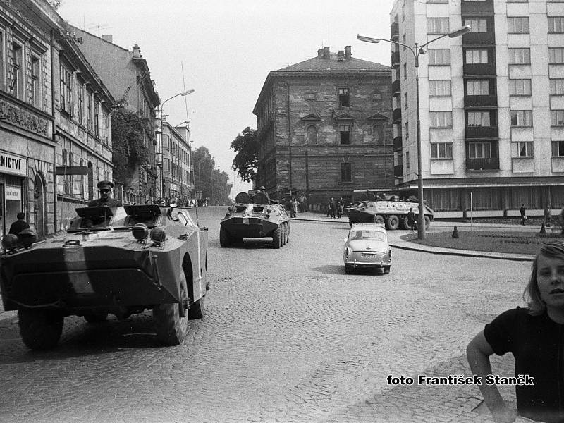 První dny invaze vojsk Varšavské smlouvy očima mladoboleslavského fotografa.