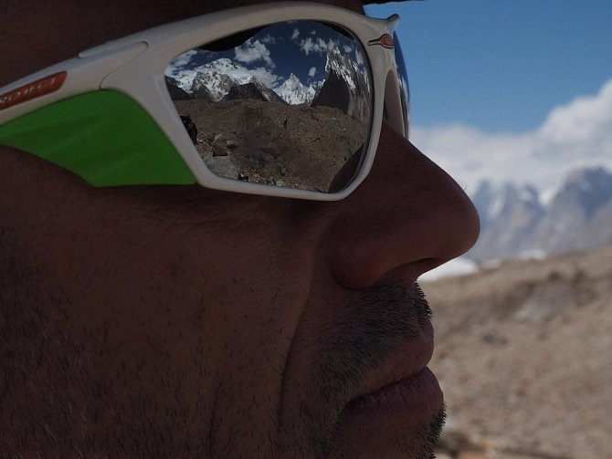 K2 na dosah, v odrazu slunečních brýlí Radka Jaroše