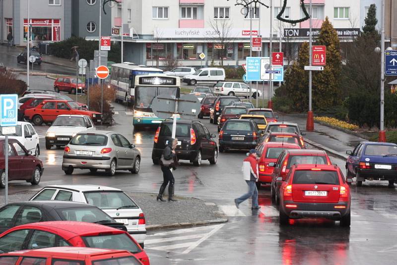 KOLONY aut se tvořily od Jičínské ulice až do centra Mladé Boleslavi. Dopravu řídila policie. Foto: Pavel Svačina