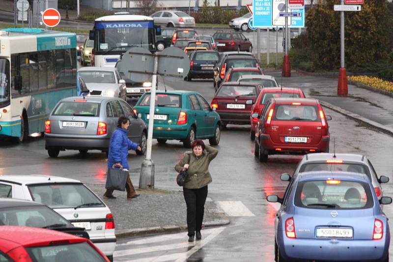 KOLONY aut se tvořily od Jičínské ulice až do centra Mladé Boleslavi. Dopravu řídila policie. Foto: Pavel Svačina